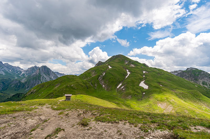 在奥地利佛拉尔伯格的勒夸伦山脉进行美妙的徒步旅行