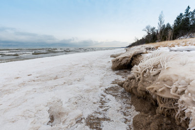 12月休伦湖海岸线上的冰雪