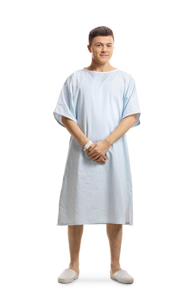 穿着病号服的年轻男性病人
