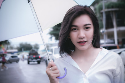女孩拿着伞看着