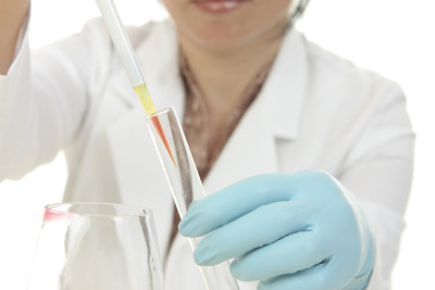正在工作的法医科学家