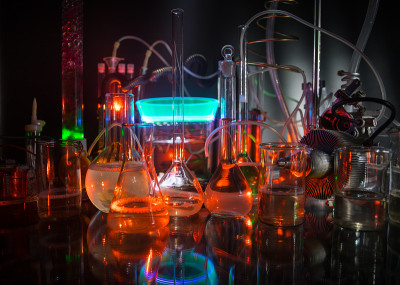 药学和化学主题。在研究实验室用溶液测试玻璃烧瓶。科学和医学背景。深色背景上的实验室试管