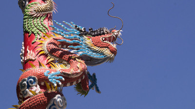中国龙在蓝天上撑杆跳