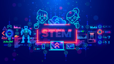 通过笔记本电脑对孩子进行STEM教育。孩子们学习工程专业，软件开发，机器人技术，3d打印，游戏开发。