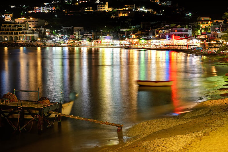 克里特岛，海滩，酒馆和酒吧的夜光