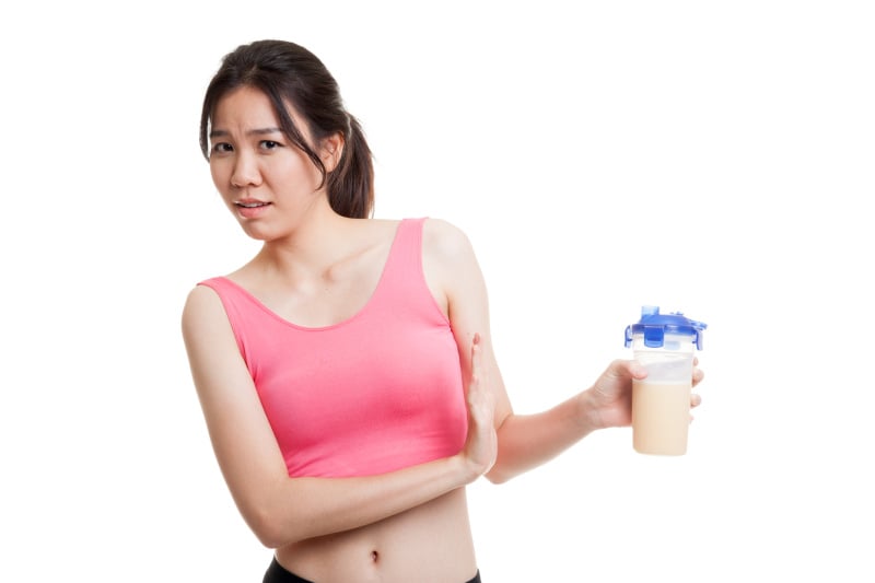 美丽的亚洲健康女孩讨厌乳清蛋白。