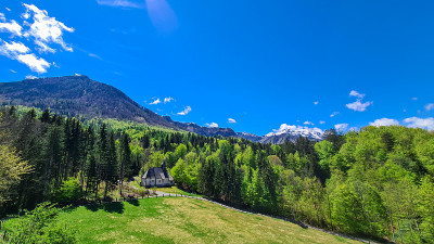Matschacher Gupf -森林边缘的一个小教堂，在奥地利阿尔卑斯山的Baeren山谷的全景