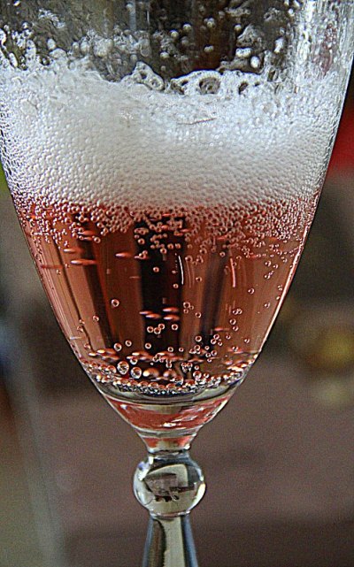 粉红色的香槟倒入玻璃杯