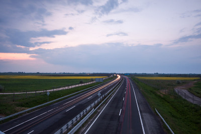 高速公路上超速行驶的汽车