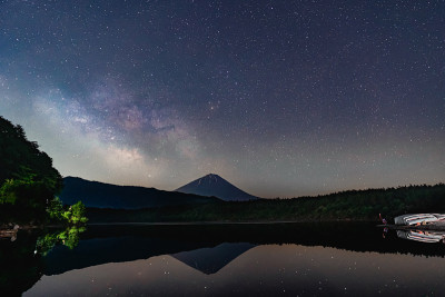 夏天湖与富士山相映成趣