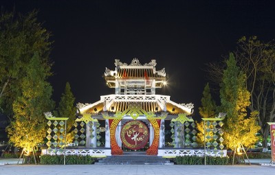 越南顺化公园晚上的中国寺庙外观