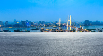 上海夜里的空路和南浦大桥
