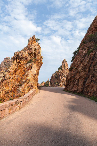 皮亚纳街的山路。科西嘉岛