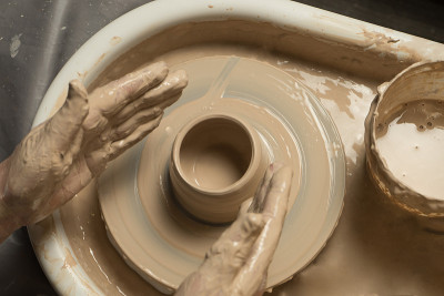 陶艺工作室的陶土制作大师班