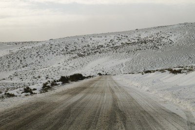 雪山中的路