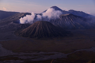 云中活火山景观
