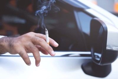 一个男人在车里抽烟