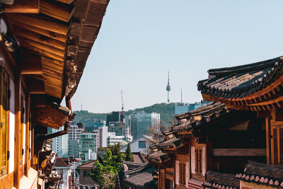 首尔,韩国。观景城市和北川韩屋村与北塔。股票的照片。