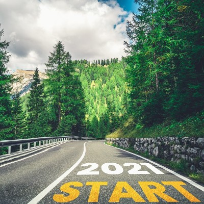 2021年新年旅行和未来愿景的概念。