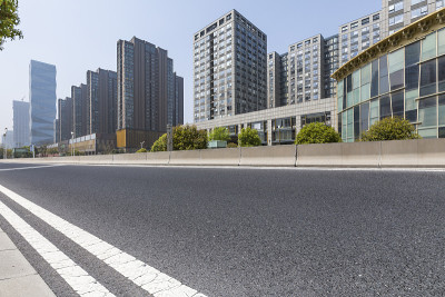 全景天际线和现代商业办公建筑与空的道路，空的混凝土广场地板