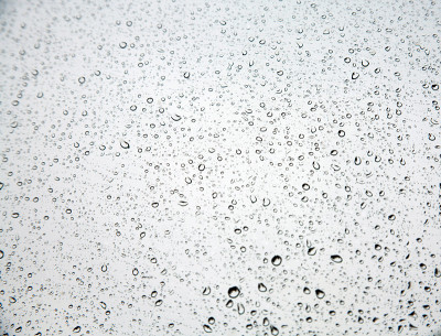 雨滴落在窗户上