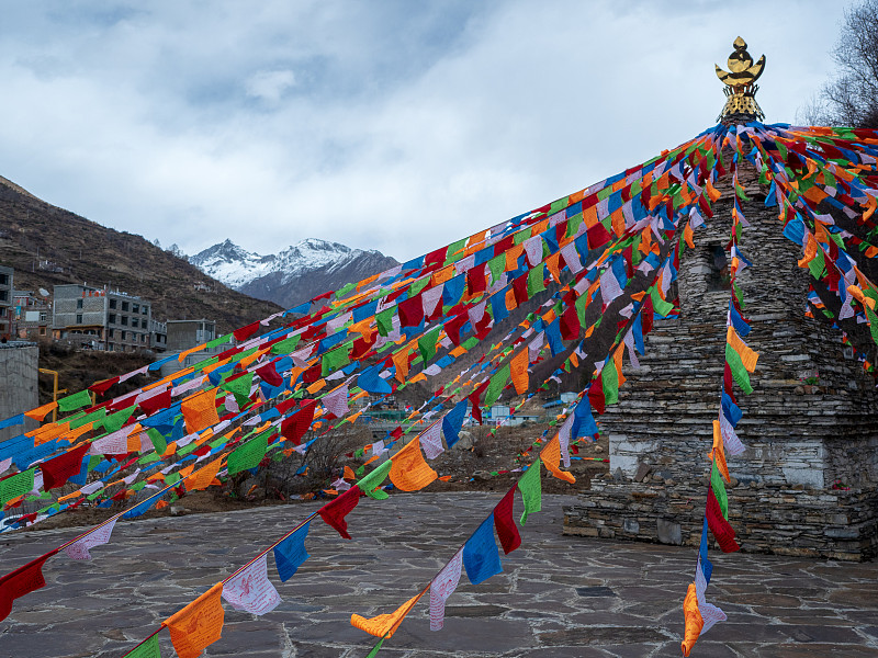 四姑娘山(四姐妹山，东方阿尔卑斯山)的景观，在阿加瓦族羌族自治州，中国四川省。