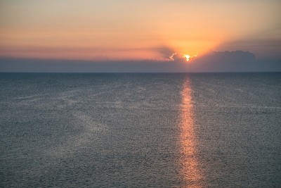 美丽的海景与云彩和太阳