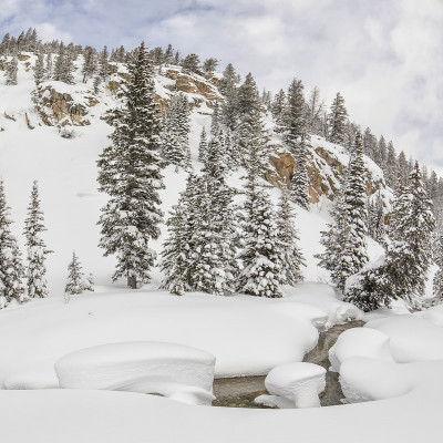 雪枕在山涧。