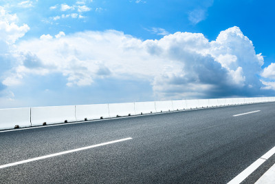 天空云雾景观和柏油路