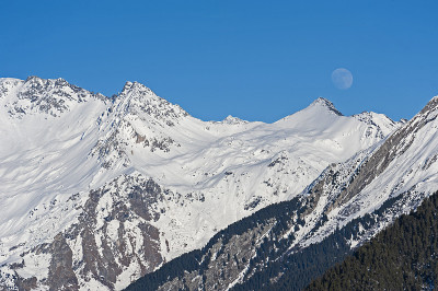 全景式下的雪覆盖山谷在阿尔卑斯山脉