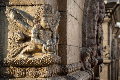 在Pashupatinath寺庙里装饰着一座小寺庙的雕塑