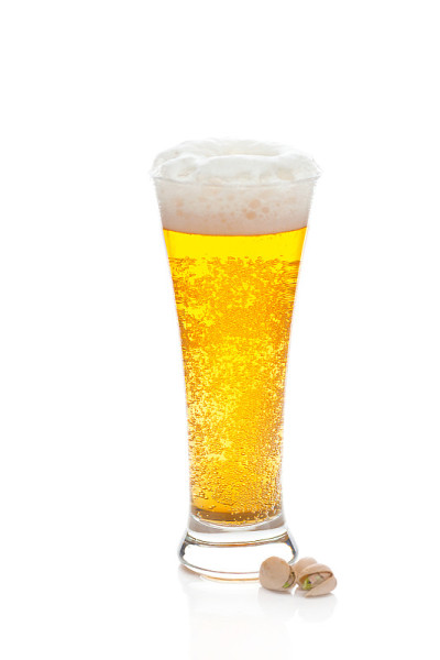 高脚杯有泡沫的淡啤酒