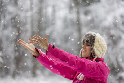 快乐的年轻女子站在雪地里