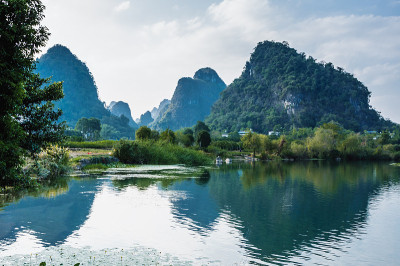 傍晚的喀斯特山脉和河流景色