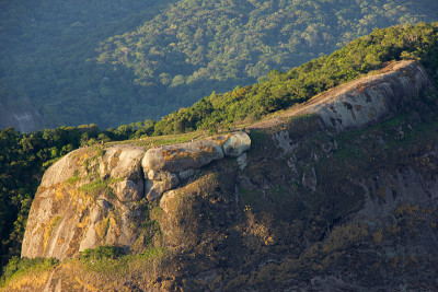 从里约热内卢美丽的岩石(pedra bonita)的顶部观看