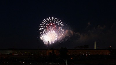 独立日在国防部上空燃放烟花。