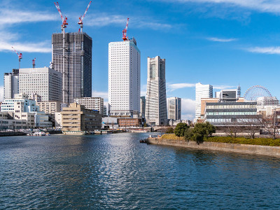 日本神奈川县横滨市的横滨市景。横滨是一个面向横滨港的地区。