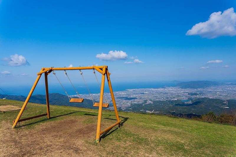 这是日本香川县加农寺市山顶上的一个热门旅游景点