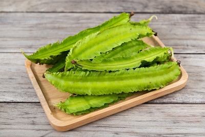 木桌上的四棱豆