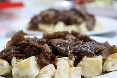皮塔饼和肉。
