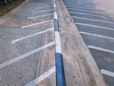 停车场的摩托车和自行车空位