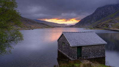 英国威尔士斯诺登尼亚国家公园，Llyn Ogwne和船坞的日出