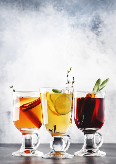 由红、白葡萄酒和热苹果酒制成的热葡萄酒。秋季或冬季的饮料和鸡尾酒在玻璃杯中与香料和柑橘类水果