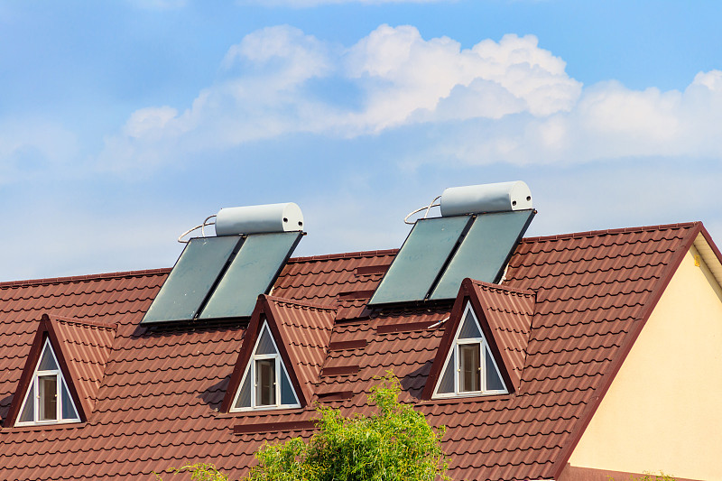 住宅屋顶上的太阳能热水器。可再生住宅能源