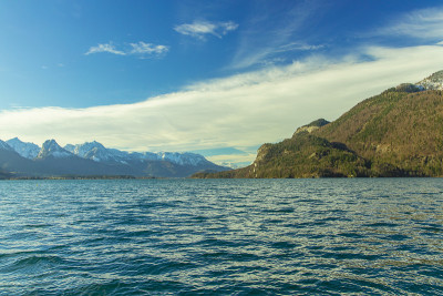 北海海岸水景前景和大陆山景背景的自然全景景观
