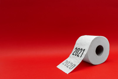 红色背景下的卫生纸卷上写的2020字。2020年新年创意理念。变化或年度结论的概念。文本空间