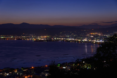 苏瓦市的夜景