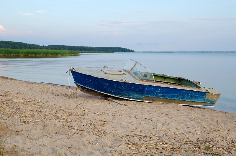 夏日傍晚，塞利格湖畔的小船。特维尔地区、俄罗斯