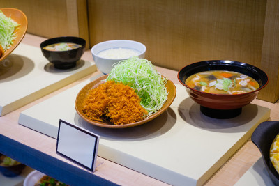 亚洲餐厅橱窗里的假塑料食物菜单