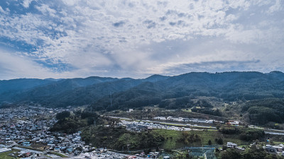 无人机拍摄的苏瓦湖和基索山脉。日本长野